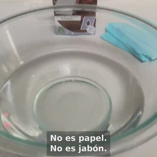 Lámina Econeo disolviéndose en agua — no es papel, no es jabón