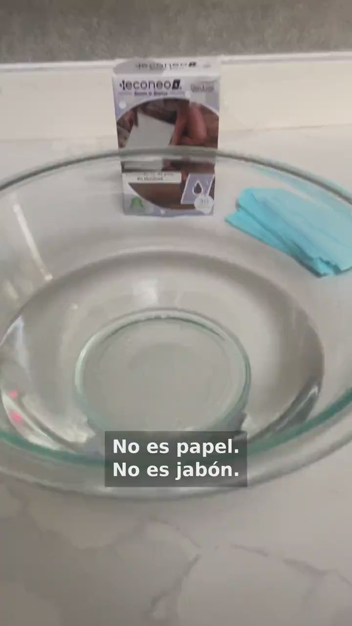 Lámina Econeo disolviéndose en agua — no es papel, no es jabón